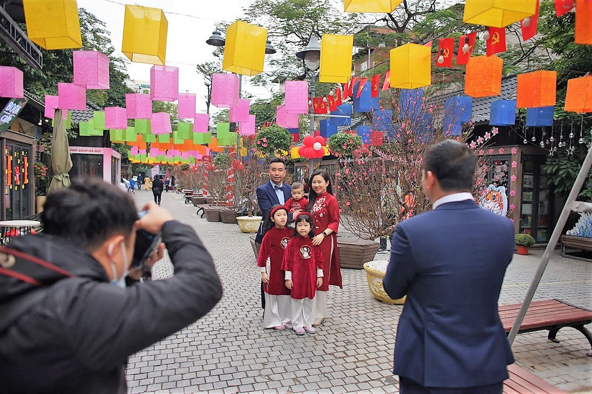 Theo chia sẻ của UBND quận Hoàn Kiếm phối hợp với Sở Thông tin và Truyền thông Hà Nội, phố sách Xuân năm nay có chủ đề “Cánh én chào xuân - Nâng tầm tri thức”.