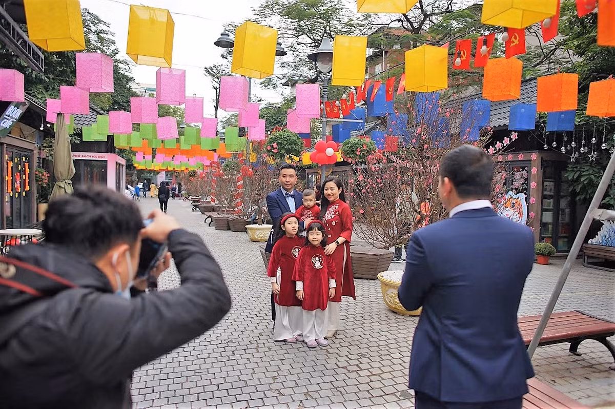 Theo chia sẻ của UBND quận Hoàn Kiếm phối hợp với Sở Thông tin và Truyền thông Hà Nội, phố sách Xuân năm nay có chủ đề “Cánh én chào xuân - Nâng tầm tri thức”.