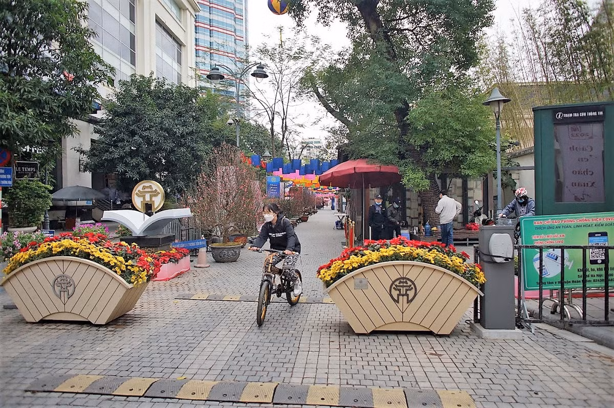 Được khai mạc từ ngày 29/01/2022, phố sách Hà Nội là không gian cho người dân có thể mua, đọc và dạo bước trong những ngày đầu năm mới.