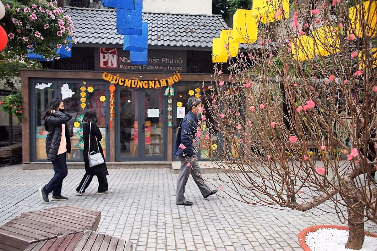 Bên cạnh đó, để tri ân và mang đến nhiều niềm vui, may mắn nhân dịp Năm mới cho bạn đọc, các đơn vị xuất bản sẽ tổ chức nhiều chương trình khuyến mại, các hoạt động, sự kiện tương tác với bạn đọc ngay tại gian hàng với nhiều phần quà hấp dẫn.