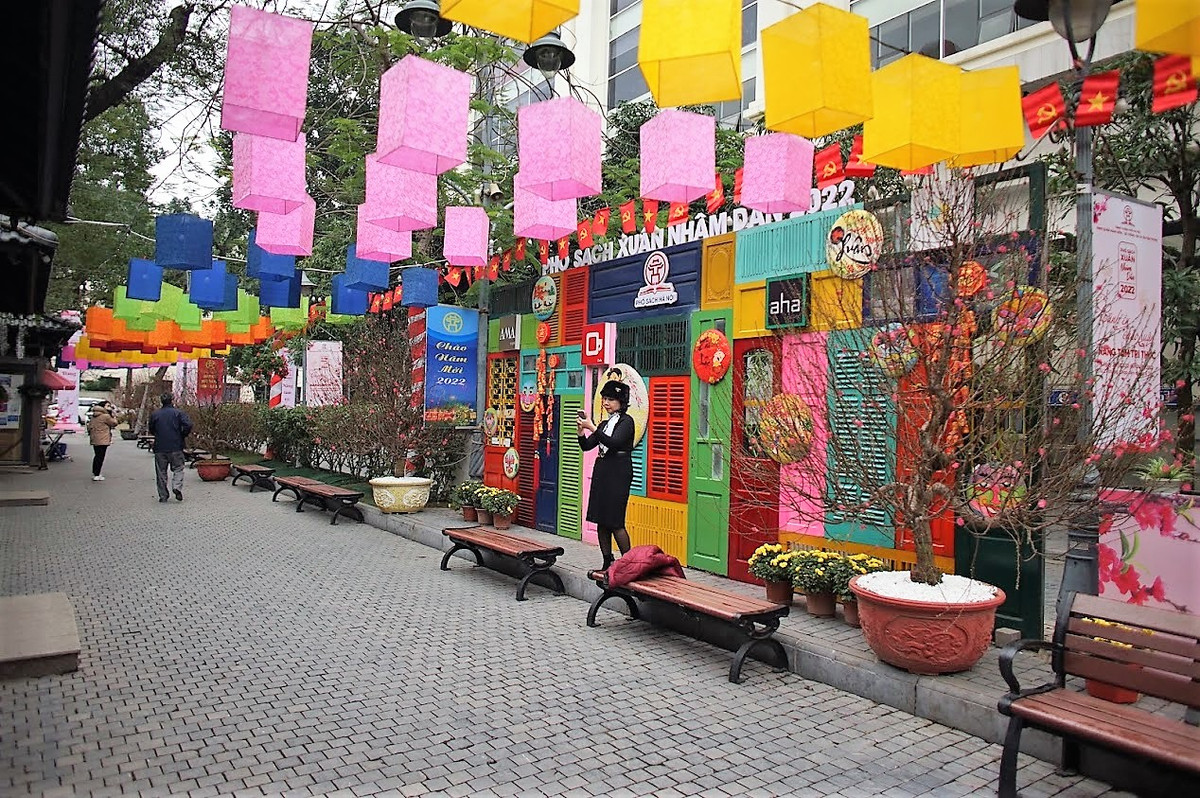 Lãnh đạo quận Hoàn Kiếm cũng cho biết, để đảm bảo công tác phòng, chống dịch Covid-19 theo đúng chỉ đạo của Trung ương và Thành phố, căn cứ tình hình thực tế, UBND quận Hoàn Kiếm đã phê duyệt Phương án số 27/PA-TTVHTT&amp;TT ngày 21/01/2022 về đảm bảo phòng, chống dịch Covid-19 cho nhiệm vụ tổ chức Phố Sách Xuân Nhâm Dần 2022./.