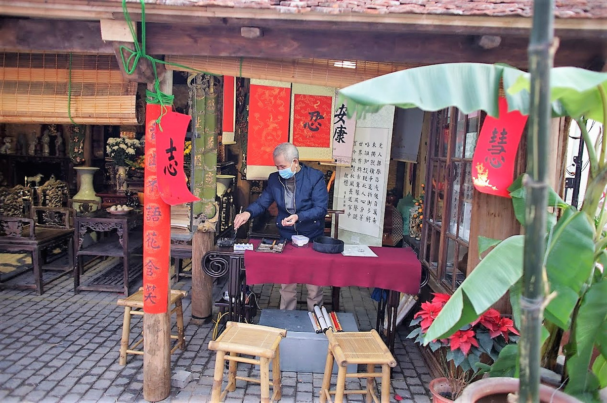 Một ông đồ được cấp phép tại phố sách Xuân Nhâm Dần.