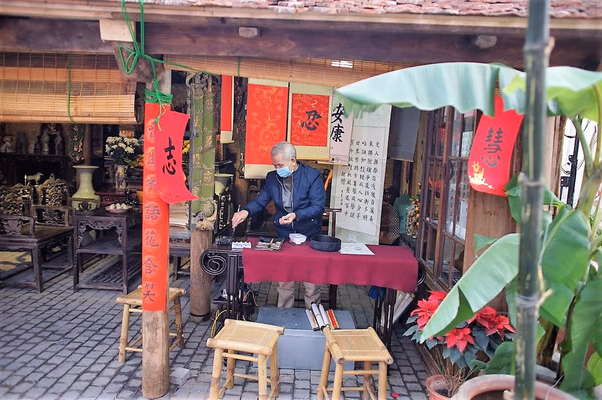 Một ông đồ được cấp phép tại phố sách Xuân Nhâm Dần.