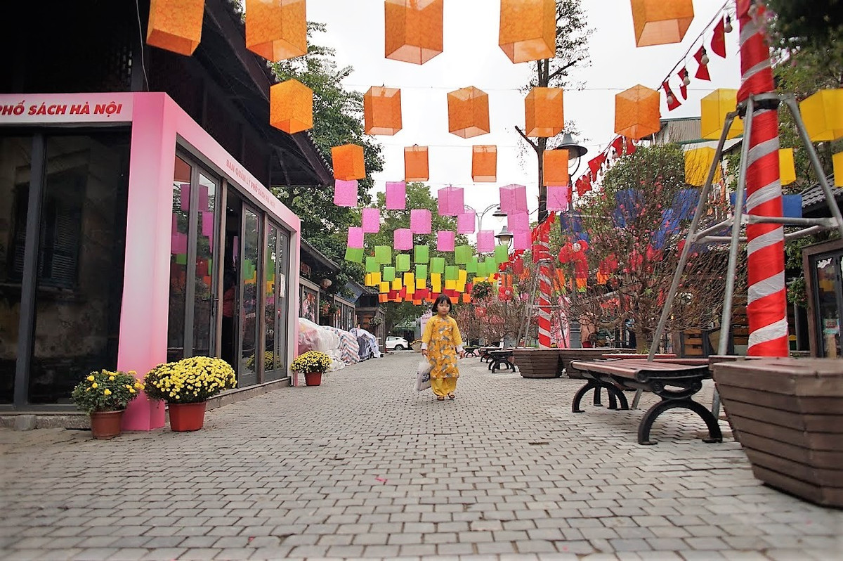Ngay trong những ngày đầu năm mới, nhiều gia đình đã chọn phố sách là nơi chơi Xuân của mình.