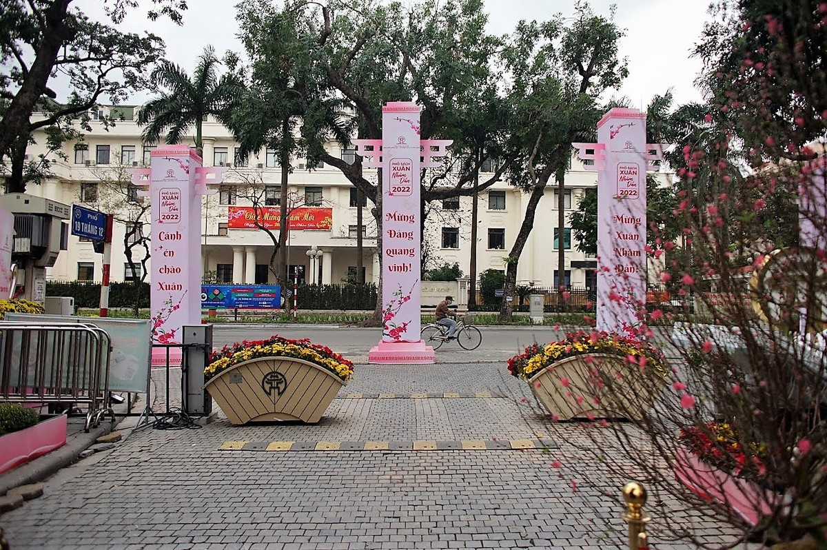 Ngoài những chùa chiền thì phố sách Hà Nội (phố 19/12, Trần Hưng Đạo, Hoàn Kiếm, Hà Nội) cũng là địa điểm được nhiều người dân du Xuân.