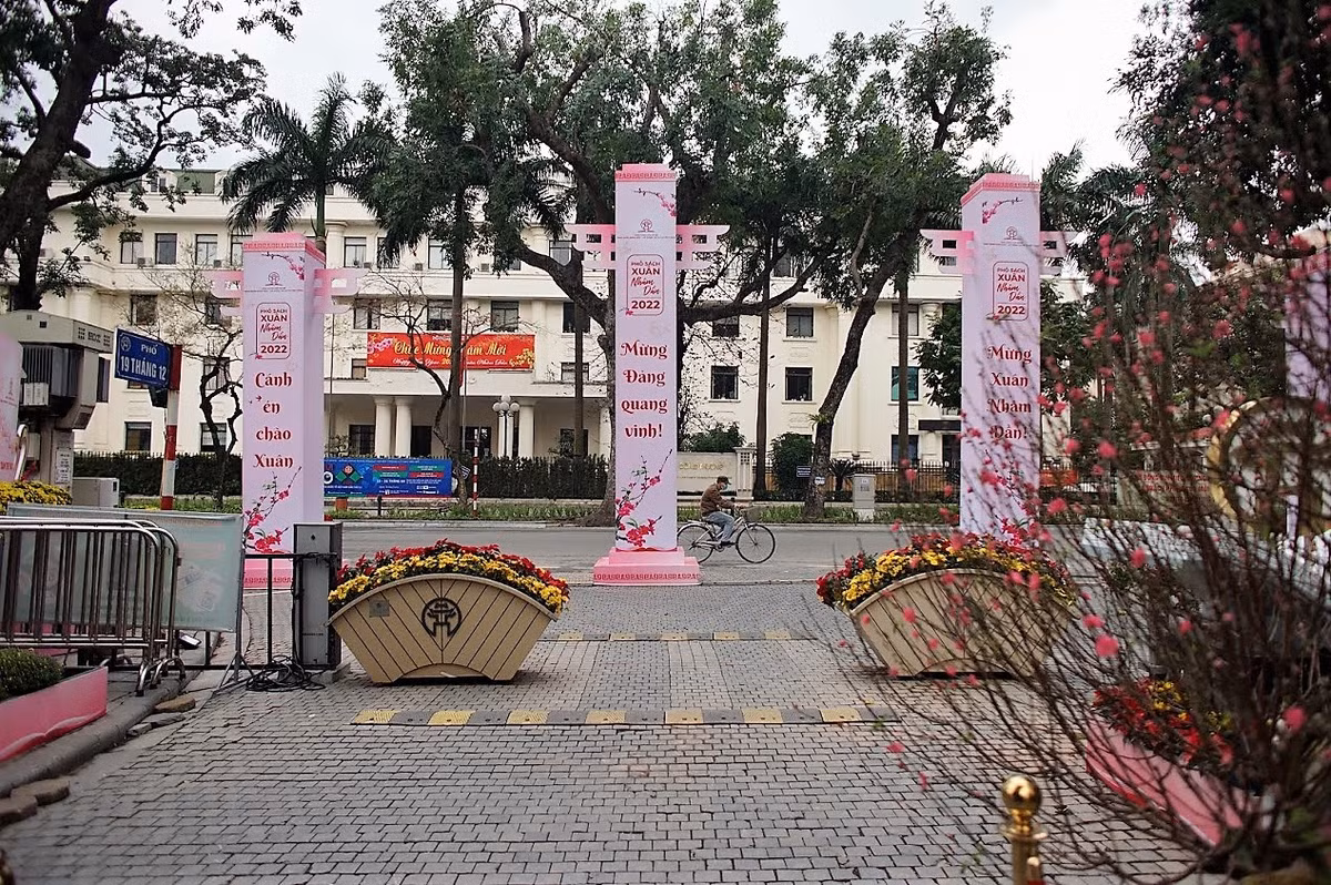 Ngoài những chùa chiền thì phố sách Hà Nội (phố 19/12, Trần Hưng Đạo, Hoàn Kiếm, Hà Nội) cũng là địa điểm được nhiều người dân du Xuân.