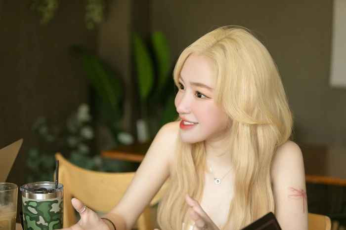 Elly Trần cũng cho biết thêm chia sẻ bản thân đã tụt 4kg sau 8 ngày kể từ khi công khai chuyện chồng có "người thứ ba". Đồng thời người đẹp tâm sự cô liên tục rơi vào trạng thái mất ăn mất ngủ.