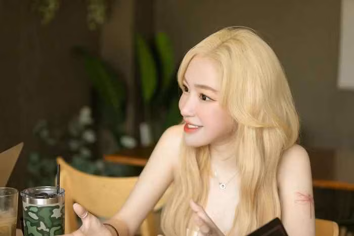 Elly Trần cũng cho biết thêm chia sẻ bản thân đã tụt 4kg sau 8 ngày kể từ khi công khai chuyện chồng có "người thứ ba". Đồng thời người đẹp tâm sự cô liên tục rơi vào trạng thái mất ăn mất ngủ.