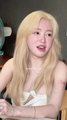 "Camera thường do báo chí quay Elly Trần. Thật sự vừa xinh, vừa trắng như trứng gà bóc. Bả đẹp phải nói mê luôn, nhưng bả dùng app tự chụp chỉnh sửa các kiểu thì lại không được đẹp như vậy..." - một cư dân mạng cảm thán.