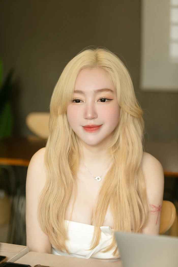 Những ngày gần đây, mạng xã hội "dậy sóng" trước thông tin cựu hot girl Elly Trần tố chồng ngoại quốc ngoại tình và đối xử "vô nhân tính" với mình và các con.