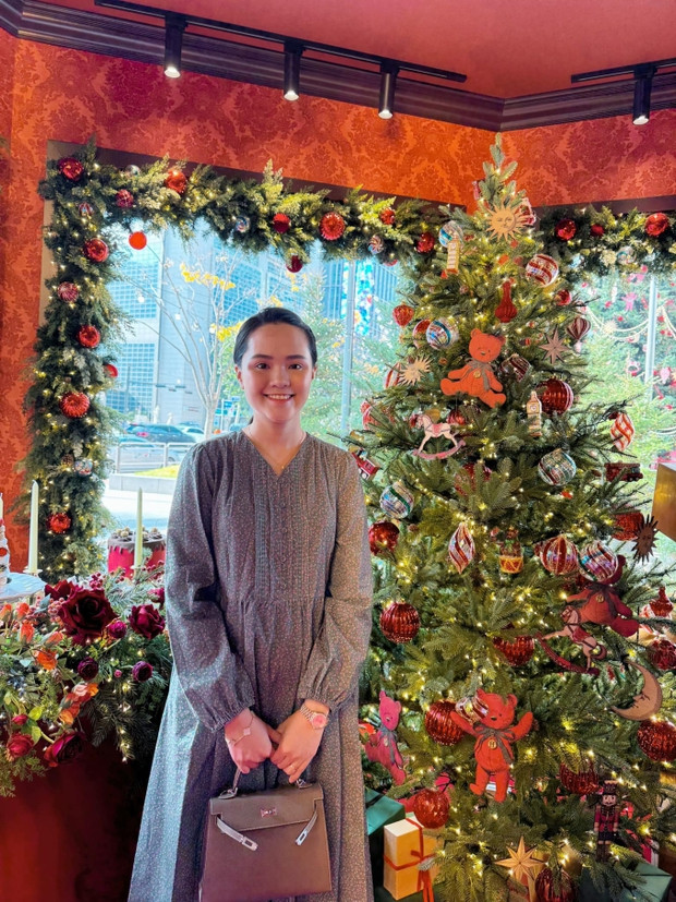 Trong chuyến đi lần này, "công chúa béo" Quỳnh Anh không quên mua những món quà nhỏ xinh cho các con của mình, đặc biệt là nhóc tỳ mới sinh hồi cuối tháng 7.