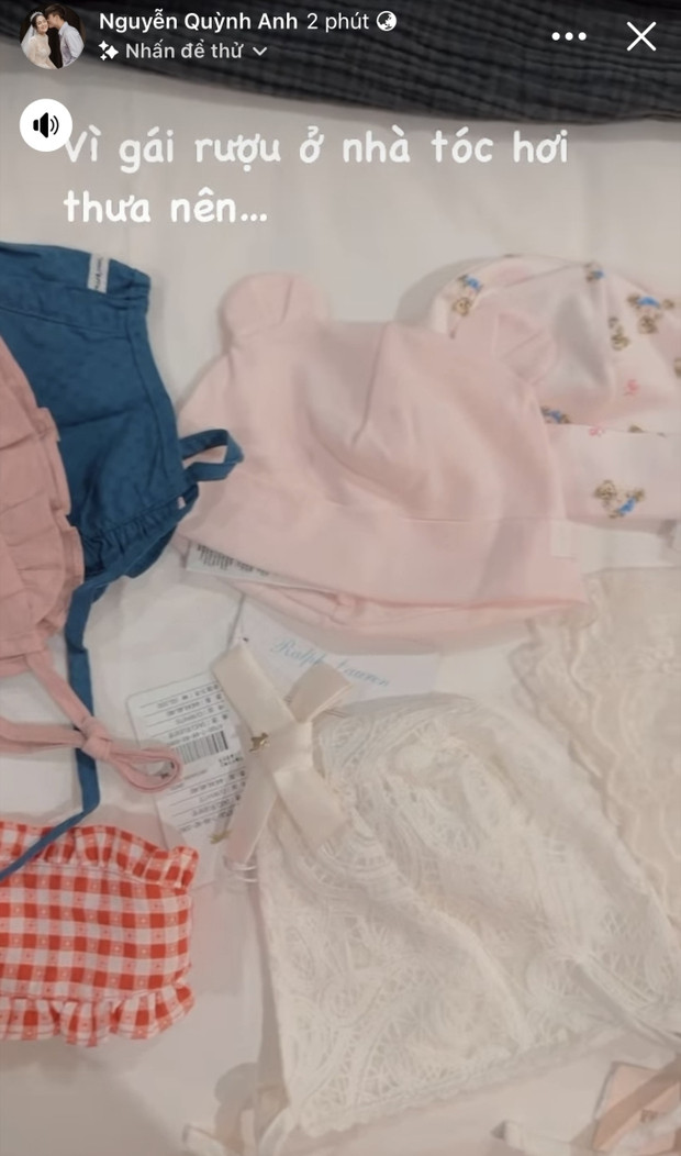 "Vì gái rượu ở nhà tóc hơi thưa nên..." , Quỳnh Anh vui vẻ tiết lộ món quà mua cho bé gái Cony - Trường Sa.