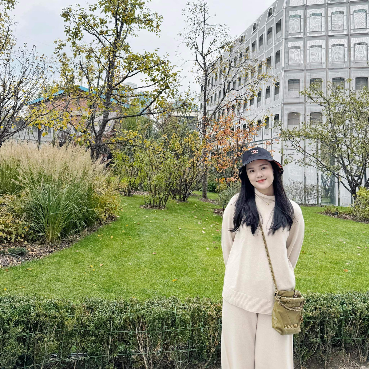 Dù mới sinh con vài tháng nhưng vợ của Duy Mạnh đã nhanh chóng trở lại với công việc bán hàng online.