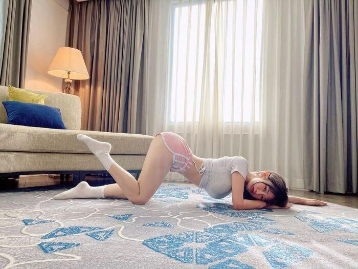 Định hình bản thân theo phong cách gợi cảm, không quá khó hiểu khi hot girl Lê Bống liên tục khoe body trong những bộ cánh ôm sát, váy ngắn đến nhức mắt.