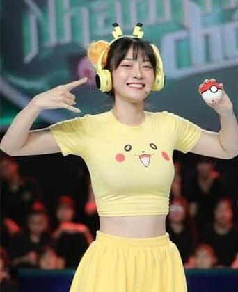 Chính những trang phục thế này nhiều lần khiến hot girl TikTok này vướng phải không ít tranh cãi trên MXH.