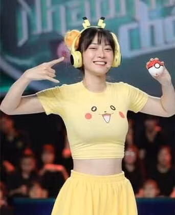 Chính những trang phục thế này nhiều lần khiến hot girl TikTok này vướng phải không ít tranh cãi trên MXH.