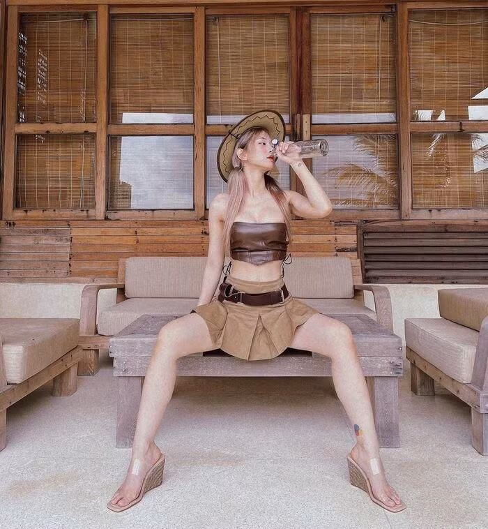 Tạo dáng phô phang...với dáng ngồi này, Lê Bống từng bị nhận xét không hợp với nét đẹp Á Đông của người phụ nữ Việt.