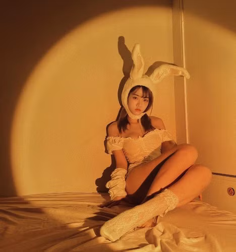 Những hình ảnh thế này từng khiến Lê Bống hứng chịu "gạch đá" từ cư dân mạng, nhưng xem ra nữ Tik Toker vẫn điềm nhiên như không.