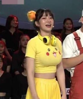 Tham gia một show truyền hình, Lê Bống bị chê kém duyên với trang phục ôm đến tức mắt, chi tiết tập trung ở điểm nhạy cảm...