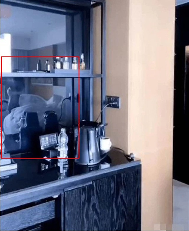 Hình ảnh cơ thể cô hoàn toàn lộ diện qua góc phản chiếu – tất cả đều vô tình lọt vào ống kính trước sự chứng kiến của hàng ngàn khán giả theo dõi trực tiếp.