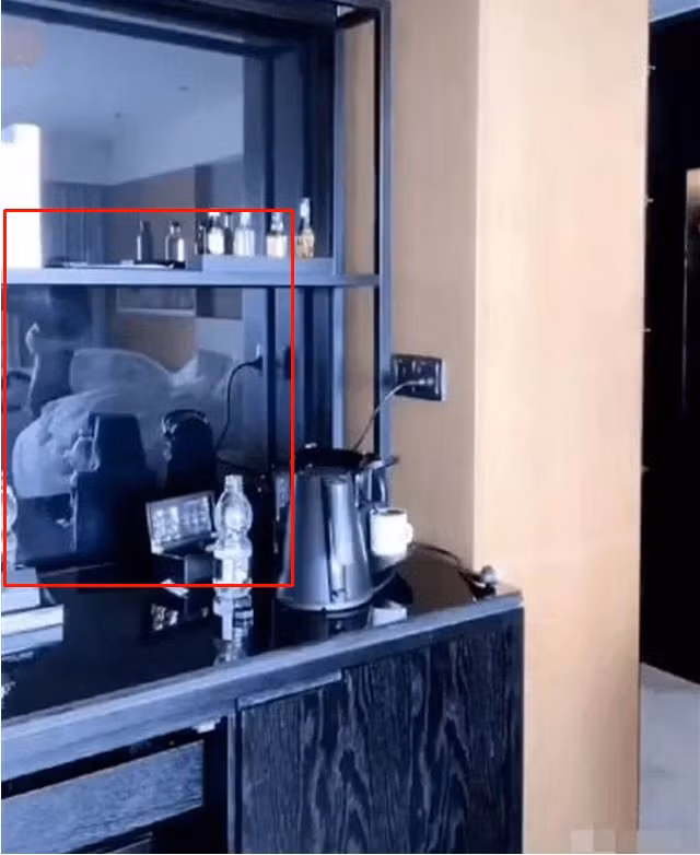 Hình ảnh cơ thể cô hoàn toàn lộ diện qua góc phản chiếu – tất cả đều vô tình lọt vào ống kính trước sự chứng kiến của hàng ngàn khán giả theo dõi trực tiếp.