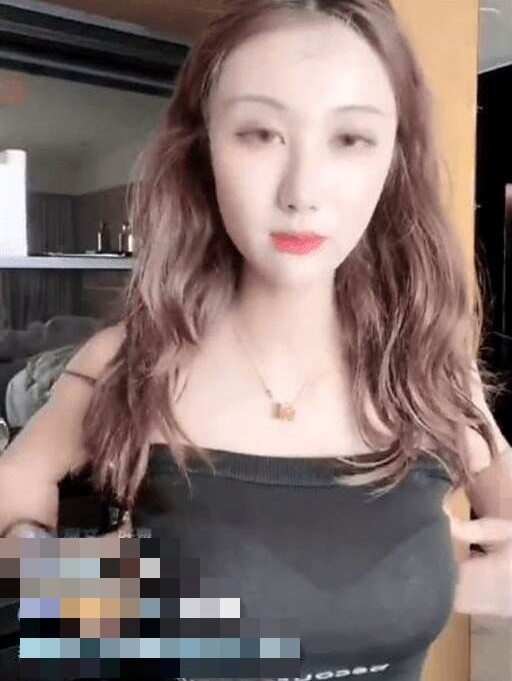 Trong lúc chuẩn bị thay đồ bơi, cô nàng vô tư điều chỉnh camera hướng về phía tủ, rồi rời khỏi khung hình mà không để ý rằng phía sau lại là một tấm gương lớn phản chiếu rõ mọi chuyển động.