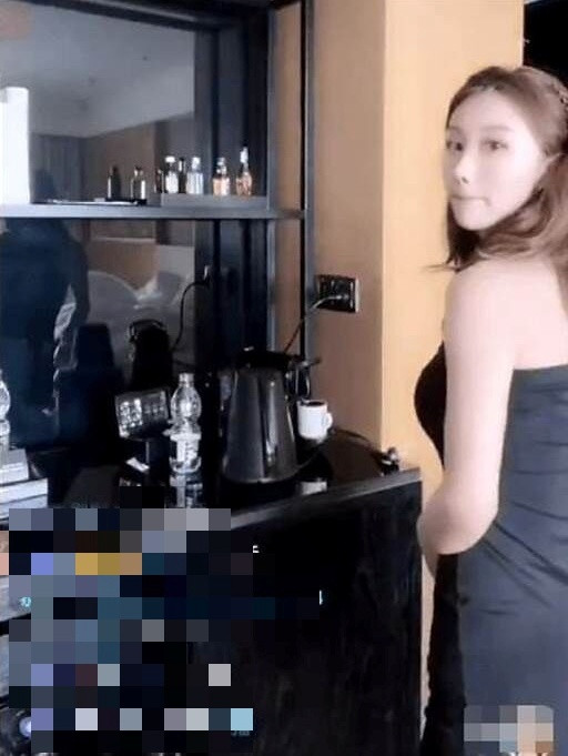 Không may thay, chiếc gương “phản chủ” đã ghi lại trọn vẹn toàn bộ khoảnh khắc nhạy cảm khi Joe dần tháo bỏ trang phục.