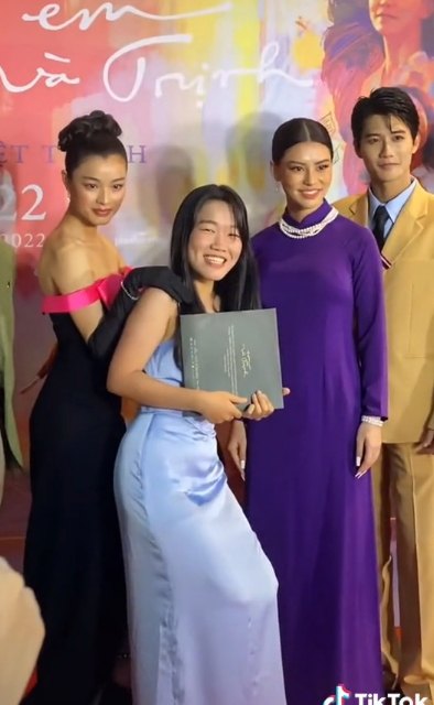 Đặc biệt Lê Thụy không ngại đáp lại những câu hỏi tế nhị như: “Không phải mình không muốn cạo mà mình cạo xong rồi nó mọc lại, nó cứng như cái rễ tre vậy đó, nó đâm vô cái nách đau chứ bộ".