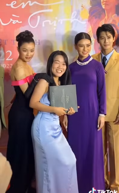 Đặc biệt Lê Thụy không ngại đáp lại những câu hỏi tế nhị như: “Không phải mình không muốn cạo mà mình cạo xong rồi nó mọc lại, nó cứng như cái rễ tre vậy đó, nó đâm vô cái nách đau chứ bộ".