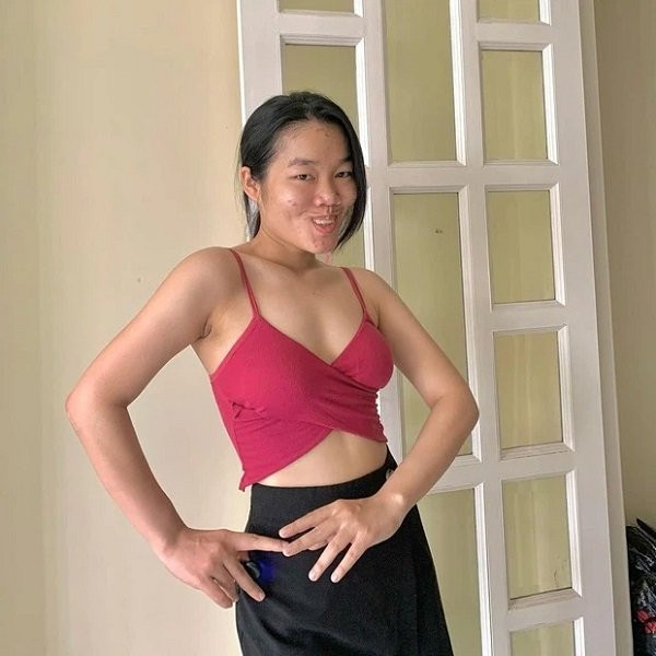 Hot TikToker này thường quay video giao lưu với người hâm mộ bằng mặt mộc đầy mụn, không đánh son và ăn mặc xuề xòa. Nhưng sức hút lại đến từ vẻ hài hước của cô nàng GenZ này.