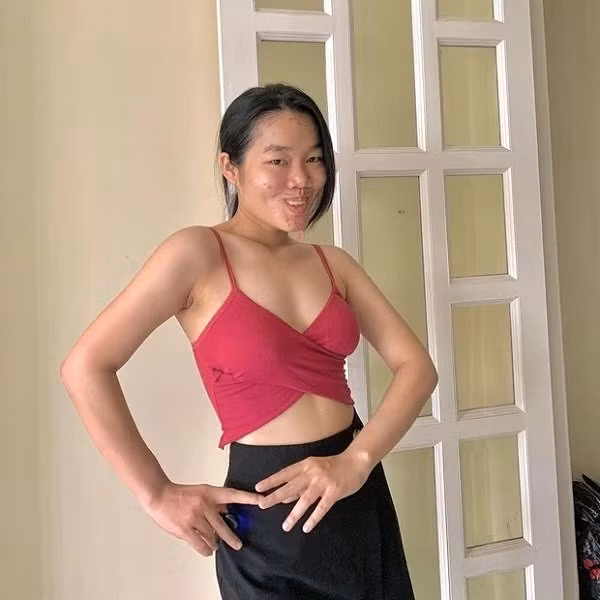 Hot TikToker này thường quay video giao lưu với người hâm mộ bằng mặt mộc đầy mụn, không đánh son và ăn mặc xuề xòa. Nhưng sức hút lại đến từ vẻ hài hước của cô nàng GenZ này.