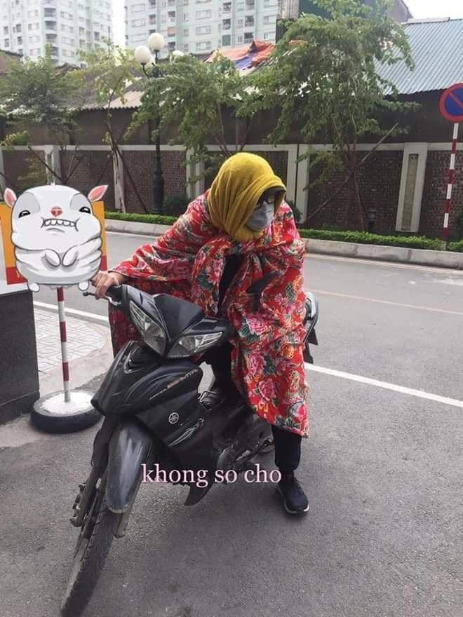 Để chống lại cái lạnh, nhiều người dân khi tham gia giao thông lại chọn cho mình cách tránh rét bằng việc quấn những chiếc chăn khổ rộng và cồng kềnh khi điều khiển xe máy rất nguy hiểm.