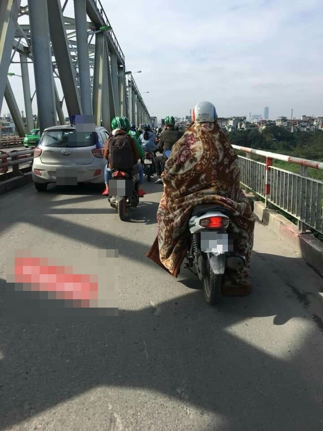 Chỉ sau vài giờ đăng tải trên mạng xã hội, loạt hình ảnh quấn chăn tham gia giao thông nhanh chóng thu hút sự quan tâm và bình luận từ cư dân mạng.