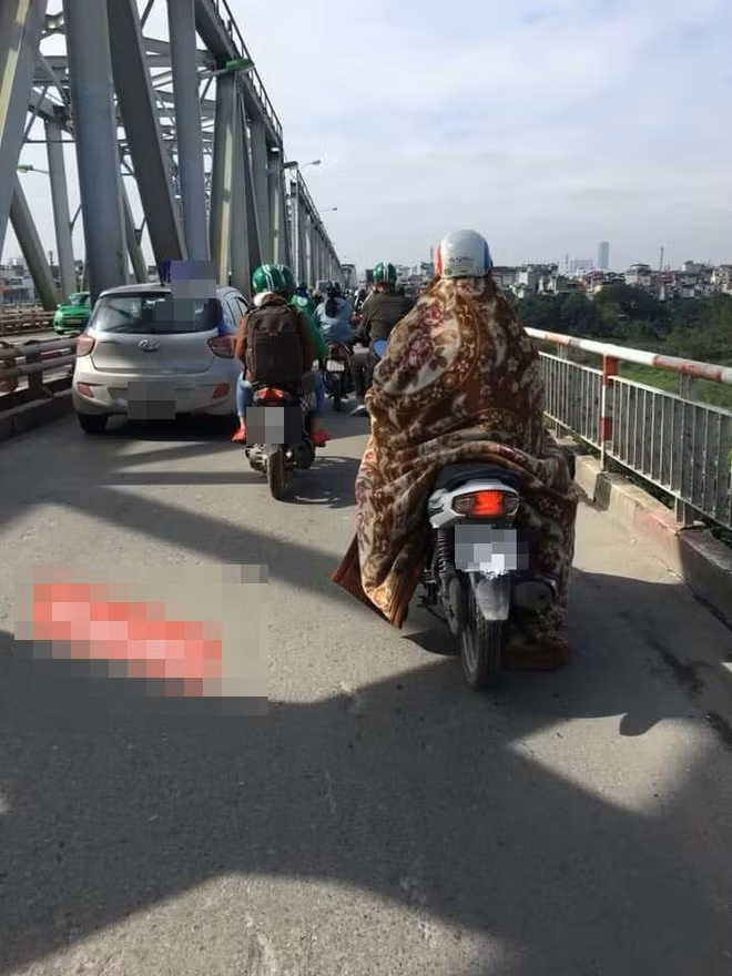 Chỉ sau vài giờ đăng tải trên mạng xã hội, loạt hình ảnh quấn chăn tham gia giao thông nhanh chóng thu hút sự quan tâm và bình luận từ cư dân mạng.