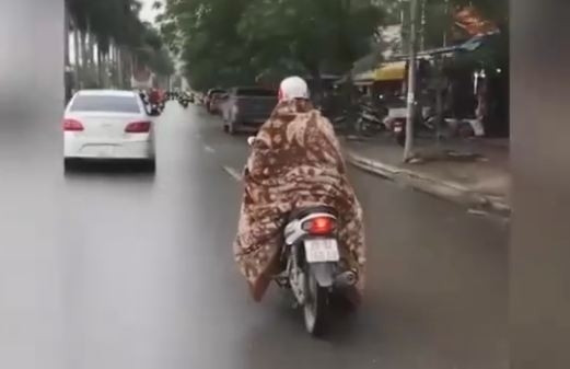 Chống rét khi ra đường là nhu cầu tất yếu của người dân khi ra đường trong những ngày nhiệt độ xuống thấp này. Tuy nhiên, việc quấn chăn ra đường sẽ rất dễ gây ra những tai nạn giao thông đáng tiếc, dù bạn là người cầm lái hay ngồi sau.