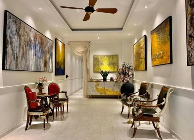 Không chỉ được quan tâm vì tài năng và nhan sắc, Ngọc Trinh được cho là sinh trưởng trong gia đình giàu có bậc nhất Hà Thành. Bởi vậy, không có gì lạ khi cô nàng sở hữu khối tài sản "khủng", liên tục dùng đồ hiệu đẳng cấp.