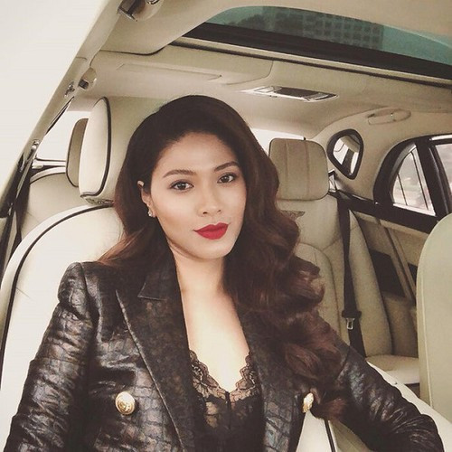 Khác với những bộ ánh chỉn chu, sang trọng trên truyền hình, ở ngoài đời thường, Ngọc Trinh lại thể hiện là cô gái sành điệu, năng động và biến đổi linh hoạt các dạng phong cách thời trang.