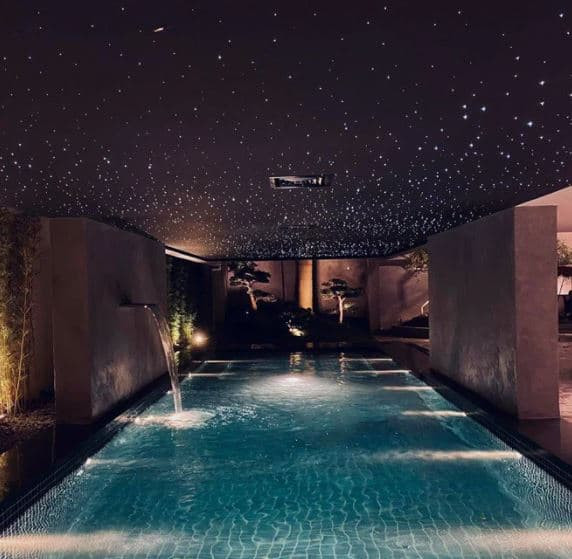 Khoảnh khắc được Ngọc Trinh đăng tải khiến nhiều người phải bất ngờ và tưởng như đang xem hình ảnh về một resort cao cấp.