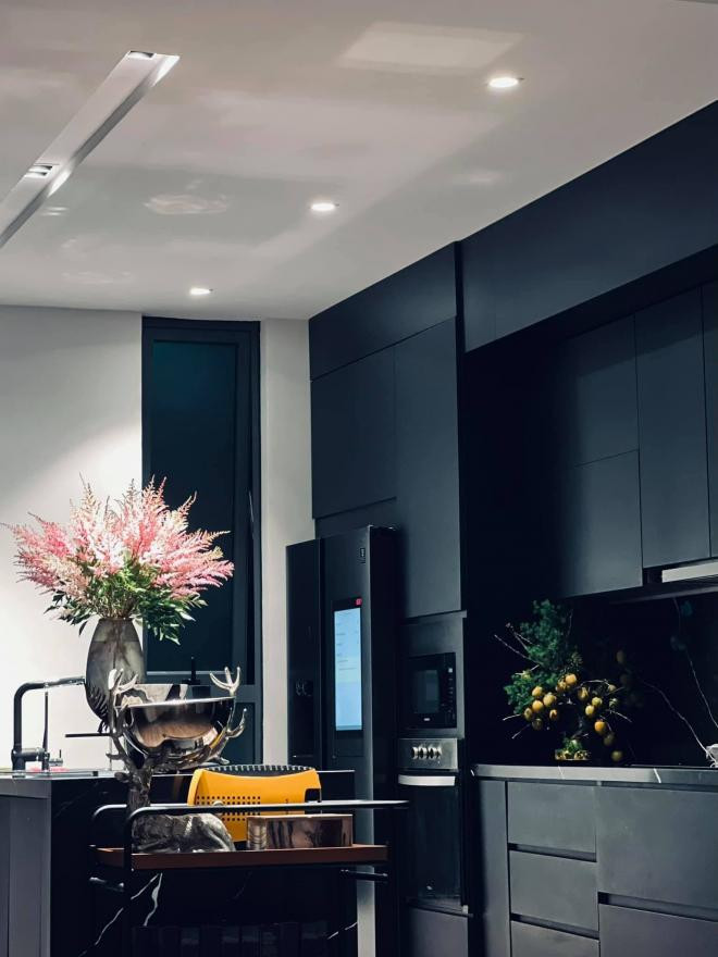 Phía sau công việc danh giá tại Đài truyền hình quốc gia, Ngọc Trinh còn là một cô gái sành điệu, sở hữu khối tài sản cực lớn và phong cách thời trang khó người đẹp nào bì kịp.