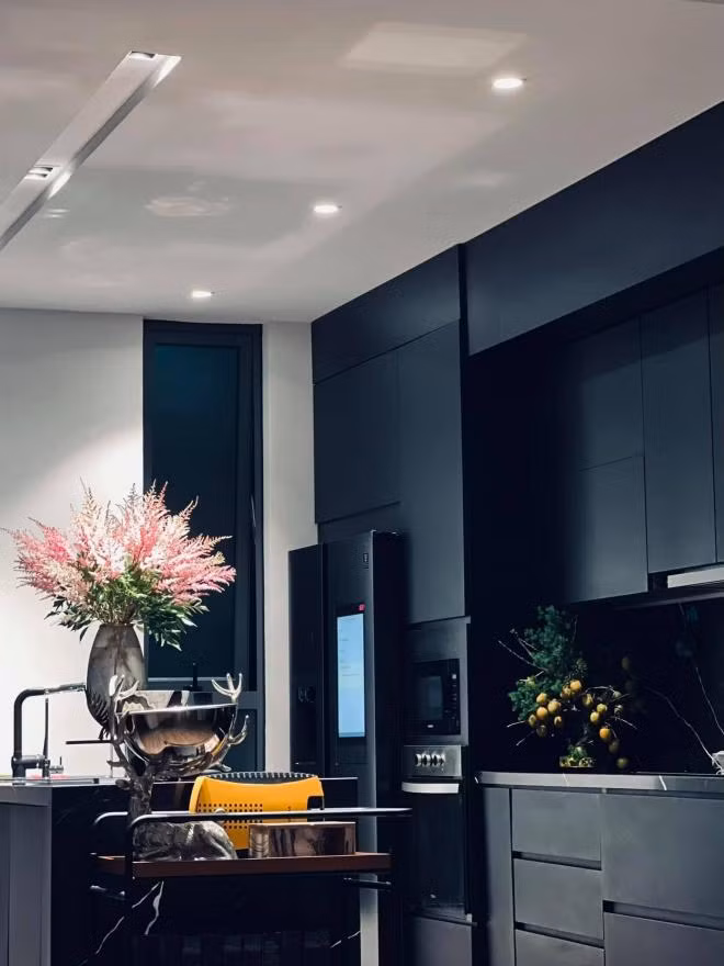 Phía sau công việc danh giá tại Đài truyền hình quốc gia, Ngọc Trinh còn là một cô gái sành điệu, sở hữu khối tài sản cực lớn và phong cách thời trang khó người đẹp nào bì kịp.