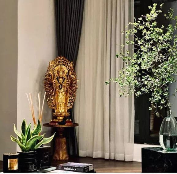 Ngoài bộ sưu tập hàng hiệu từ quần áo tới đồng hồ, Ngọc Trinh còn sở hữu một căn hộ tráng lệ. Cách đây chưa lâu, nữ MC VTV này đã tiết lộ một góc không gian căn hộ của mình với hình ảnh bể bơi đặt trong nhà, trang trí cầu kỳ với nhiều đèn lấp lánh trên trần.