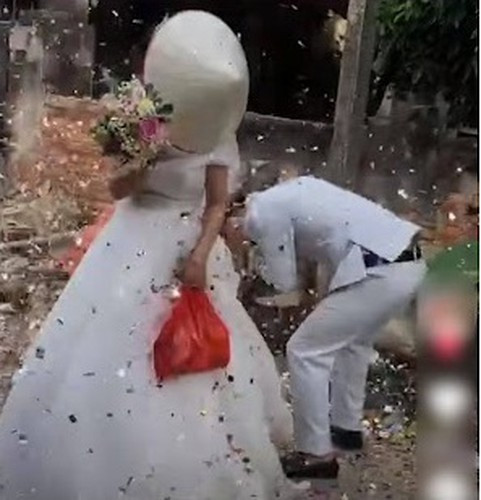 Không ít cô dâu, chú rể là nạn nhân của trò đùa quái ác của đám bạn bằng những quả pháo giấy.
