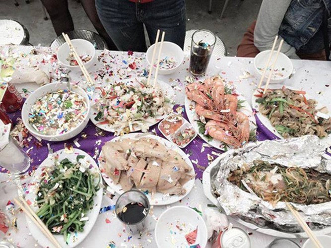 Trước đó, chính những pha bắn pháo giấy ở đám cưới khiến netizen không khỏi bức xúc. Điển hình như việc cảm mâm cỗ ngập kim tuyến này.