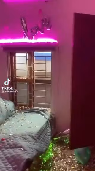 Cụ thể, đoạn video được người bạn đăng khoe "anh em ơi bọn tôi đã trả thù thành công". Bên ngoài, cô dâu chú rể đang tổ chức lễ cưới với tiếng nhạc sập sình, bên trong phòng tân hôn, nhóm bạn đã tạo ra "hậu quả". 