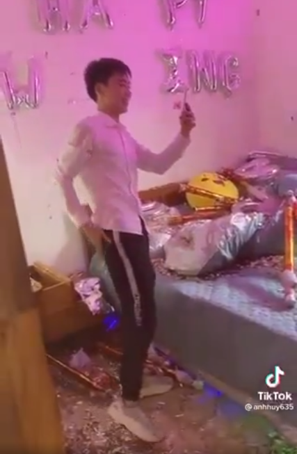 "Không văn minh cho lắm, chỉ khổ cô dâu dọn dẹp. Nhà có đám cưới mấy hôm đã mệt rồi, các ông còn bày ra cho người ta dọn nữa" hay "Chịu luôn đấy, các anh là con trai sao chơi quá đáng vậy, không hiểu cảm giác của chị em chúng tôi sao. Đám cưới xong còn bao việc phải lo dọn cái này chắc tăng xông"... là một trong số những bình luận chỉ trích anh chàng phá phòng tân hôn của bạn bằng pháo giấy.