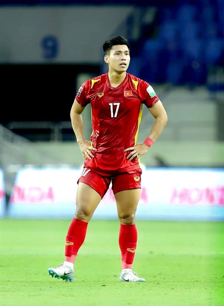 Nếu như thường xuyên theo dõi Vũ Văn Thanh, nhiều người không còn lạ gì với thói quen vén quần cao của hậu vệ đội tuyển Việt Nam.