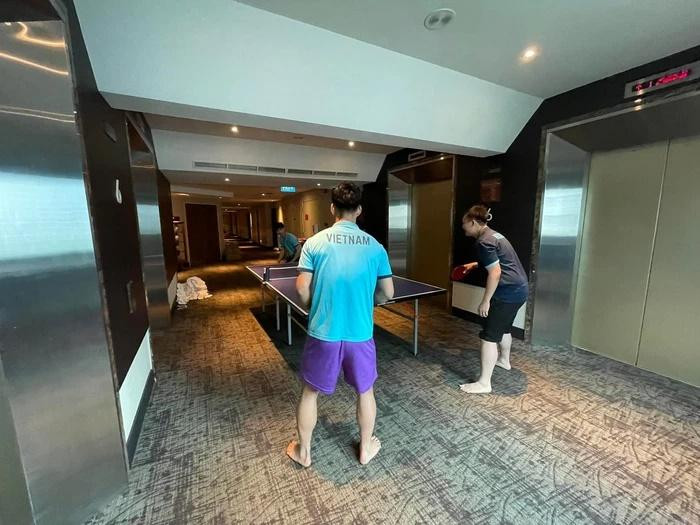 Khoảnh khắc ghi lại các cầu thủ đội tuyển Việt Nam trong đó có Công Phượng và Văn Thanh cùng một cán bộ của VFF đang so tài. Vũ Văn Thanh chiếm spotlight với thói quen vén quần lên khoe bắp đùi săn chắc.