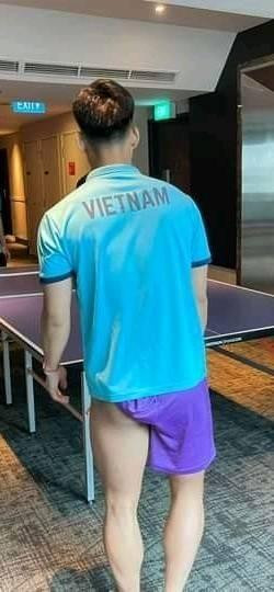 Vẫn biết Vũ Văn Thanh có thói quen vén ống quần, nhưng lần này nam cầu thủ có vẻ đã hơi quá tay. Học trò thầy Park đã để lộ cả vòng ba "mẩy thật mẩy" mà không hề hay biết.