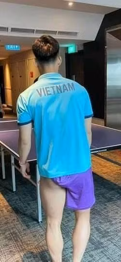 Vẫn biết Vũ Văn Thanh có thói quen vén ống quần, nhưng lần này nam cầu thủ có vẻ đã hơi quá tay. Học trò thầy Park đã để lộ cả vòng ba "mẩy thật mẩy" mà không hề hay biết.
