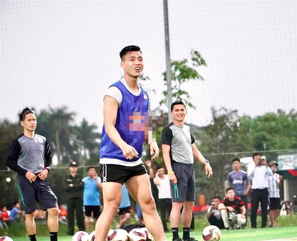 Page về bóng đá cũng bị phê bình khi share ảnh Văn Thanh hở hang: "Admin cũng ngộ, ảnh này sao không đăng đi đăng ảnh hở hang kia dị, làm cho Văn Thanh bị người ta nói này nói kia mấy ông vui không?".